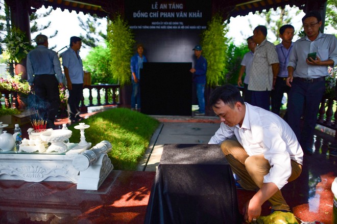 Cận cảnh nơi yên nghỉ của cố Thủ tướng Phan Văn Khải bên cạnh mộ phần người vợ - Ảnh 5.
