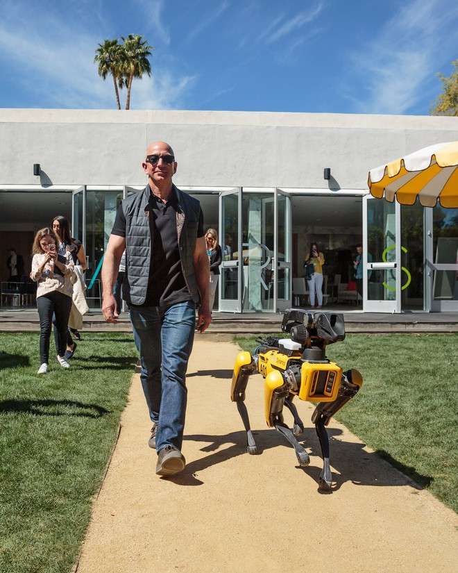 Nhân ngày nắng đẹp, ông chú giàu nhất thế giới Jeff Bezos quyết định dắt chó ROBOT đi dạo cho bảnh - Ảnh 1.
