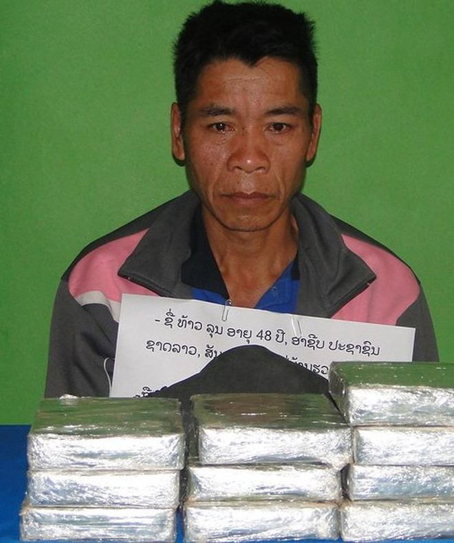 Người nước ngoài bị bắt khi đang vận chuyển 10 bánh heroin - Ảnh 1.