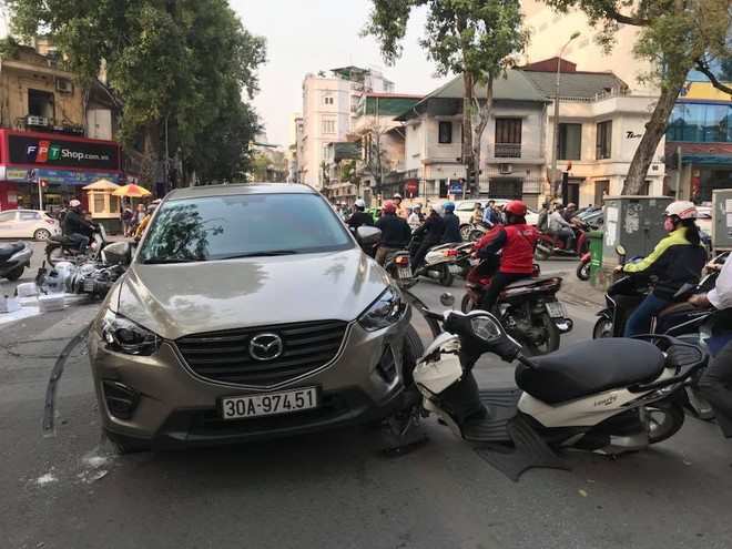 Hà Nội: Xe ô tô Mazda CX5 hạ gục 3 xe máy, 1 taxi - Ảnh 2.