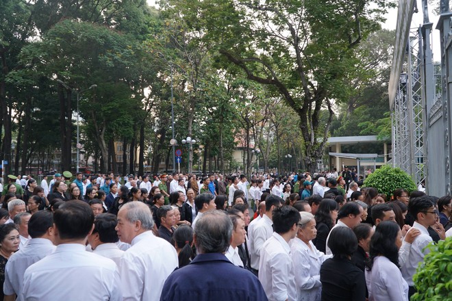 Hàng nghìn người dân Sài Gòn xếp hàng viếng cố Thủ tướng Phan Văn Khải lần cuối - Ảnh 3.