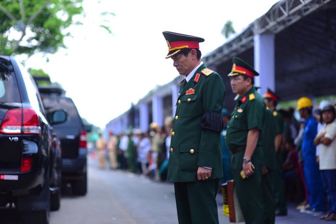 CHÙM ẢNH: Hoa và nước mắt trong ngày tiễn đưa cố Thủ tướng Phan Văn Khải về với đất mẹ - Ảnh 4.