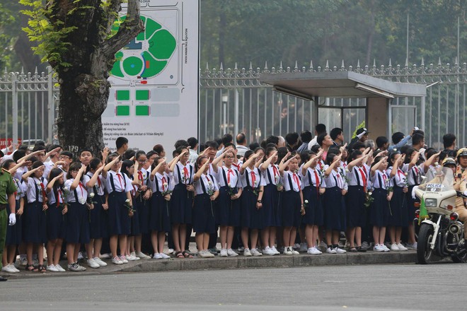 CHÙM ẢNH: Hoa và nước mắt trong ngày tiễn đưa cố Thủ tướng Phan Văn Khải về với đất mẹ - Ảnh 1.