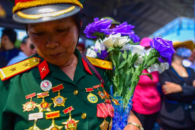 CHÙM ẢNH: Hoa và nước mắt trong ngày tiễn đưa cố Thủ tướng Phan Văn Khải về với đất mẹ - Ảnh 8.