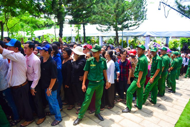 CHÙM ẢNH: Hoa và nước mắt trong ngày tiễn đưa cố Thủ tướng Phan Văn Khải về với đất mẹ - Ảnh 15.