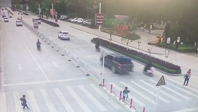 Trung Quốc: Mẹ mải dán mắt vào điện thoại, con trai chạy qua đường bị ôtô tông trực diện - Ảnh 2.