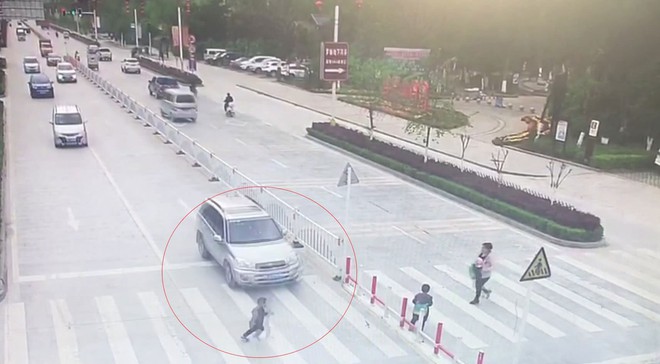 Trung Quốc: Mẹ mải dán mắt vào điện thoại, con trai chạy qua đường bị ôtô tông trực diện - Ảnh 3.