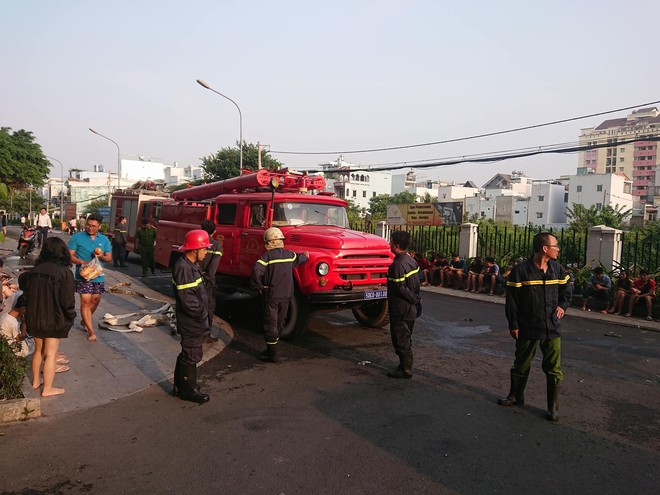 Cảnh tan hoang bên trong chung cư Carina Plaza sau vụ cháy làm 13 người chết - Ảnh 1.