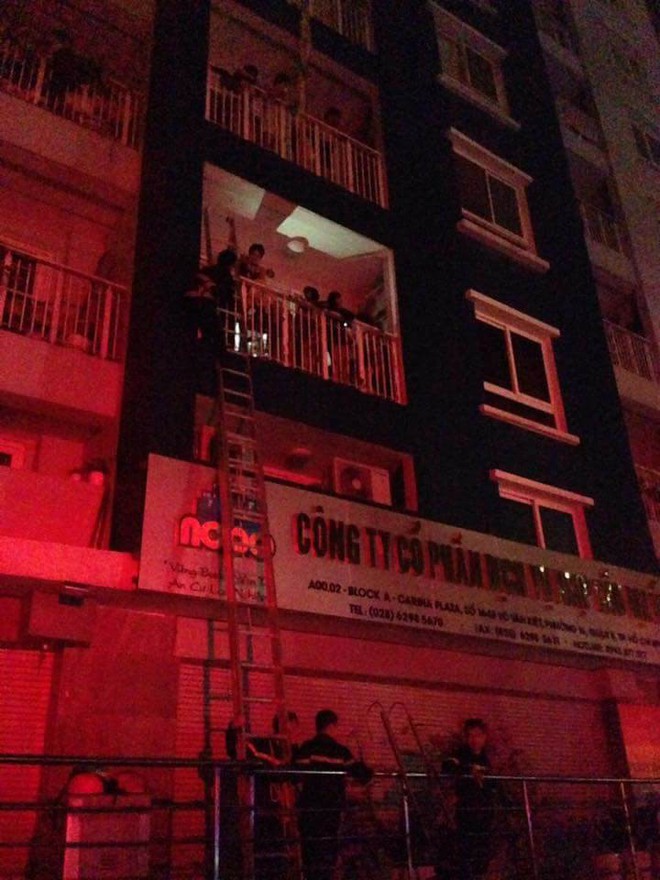 Vụ cháy chung cư Carina Plaza: CS PCCC đang đưa những người từ trên cao xuống đất.