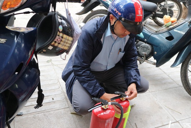 Mặt nạ chống khói, thang dây thoát hiểm giá chục triệu cháy hàng sau hoả hoạn ở Carina Plaza - Ảnh 9.