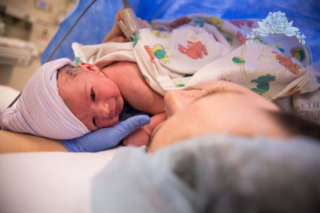 Bức ảnh em bé sơ sinh căng mình chào thế giới khiến dân mạng thích thú - Ảnh 2.
