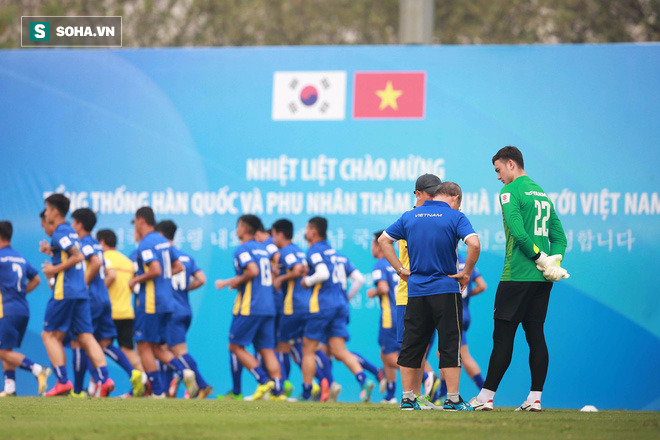 Bùi Tiến Dũng bận đóng quảng cáo, Văn Lâm tiến gần đến suất bắt chính trước Jordan. - Ảnh 1.