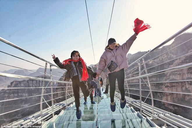 Cảnh tượng nhìn thôi đã bủn rủn chân tay: Cả trăm khách du lịch chen nhau trên cây cầu kính trong suốt dài nhất thế giới - Ảnh 6.
