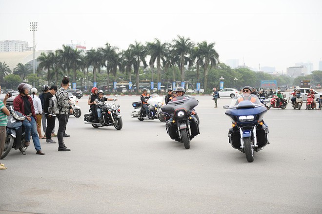 Hàng trăm chiếc xe Harley tiền tỷ diễu hành tại Hà Nội - Ảnh 1.