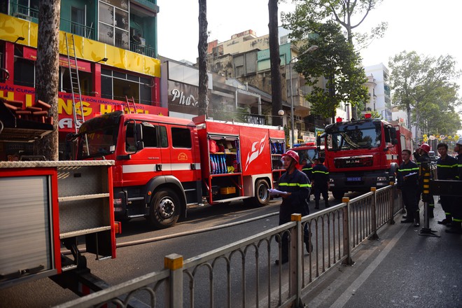 Cháy khách sạn ở Sài Gòn: Giải cứu khẩn cấp 11 khách nước ngoài và 8 người Việt Nam - Ảnh 1.