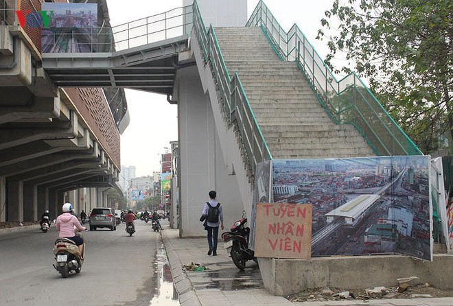 Chân công trình đường sắt Cát Linh - Hà Đông thành nơi nuôi gà, xả rác - Ảnh 1.