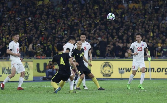 Nghe lời HLV online, Malaysia đuổi 14 cầu thủ cùng lúc - Ảnh 1.