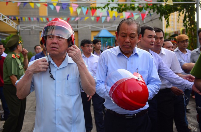 Phó thủ tướng làm việc tại Chung cư Carina, tiếp xúc với các nạn nhân vụ cháy - Ảnh 3.