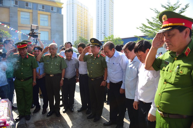 Phó thủ tướng làm việc tại Chung cư Carina, tiếp xúc với các nạn nhân vụ cháy - Ảnh 10.