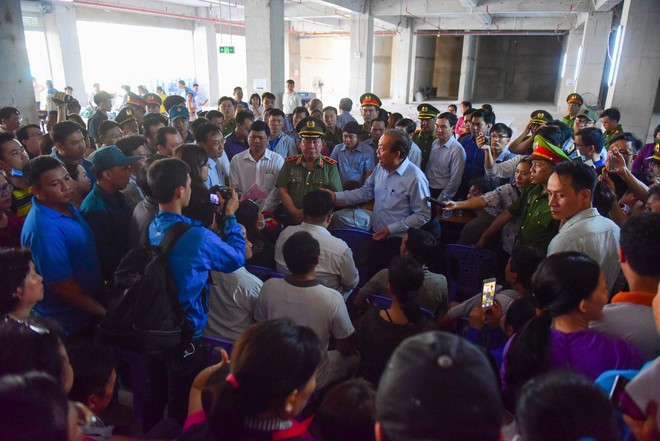 Phó thủ tướng làm việc tại Chung cư Carina, tiếp xúc với các nạn nhân vụ cháy - Ảnh 11.