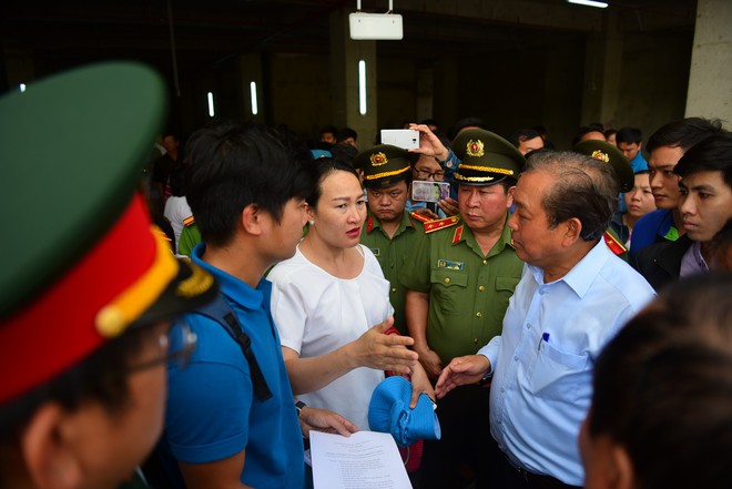 Phó thủ tướng làm việc tại Chung cư Carina, tiếp xúc với các nạn nhân vụ cháy - Ảnh 12.
