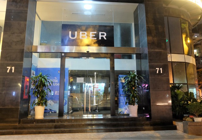 Trung tâm khách hàng ở Hà Nội của Uber cửa đóng then cài, tài xế hoang mang - Ảnh 1.