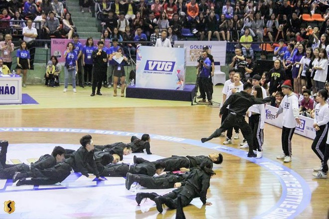 Sinh viên HV Cảnh sát Nhân dân và màn nhảy chất lừ khiến dân mạng đổ rạp - Ảnh 1.