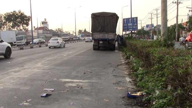 Xe tải gặp nạn khiến bia rơi tràn xuống đường, người dân gom cả trăm thùng giúp tài xế - Ảnh 2.