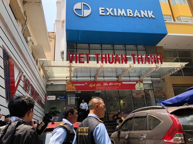 Bộ Công an khám xét chi nhánh Eximbank ở Sài Gòn, đưa 2 người lên xe chuyên dụng - Ảnh 1.