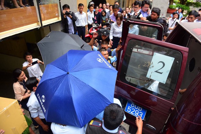 Bộ Công an khám xét chi nhánh Eximbank ở Sài Gòn, đưa 2 người lên xe chuyên dụng - Ảnh 6.