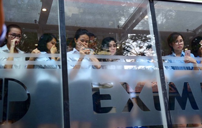 Bộ Công an khám xét chi nhánh Eximbank ở Sài Gòn, đưa 2 người lên xe chuyên dụng - Ảnh 8.