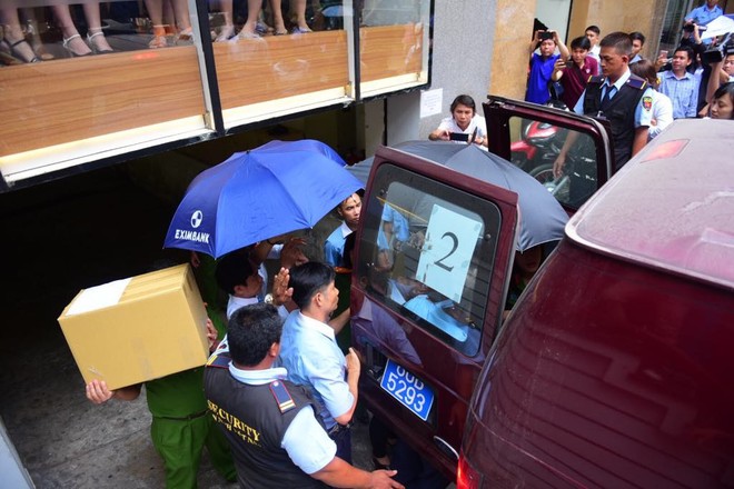 Bộ Công an khám xét chi nhánh Eximbank ở Sài Gòn, đưa 2 người lên xe chuyên dụng - Ảnh 9.