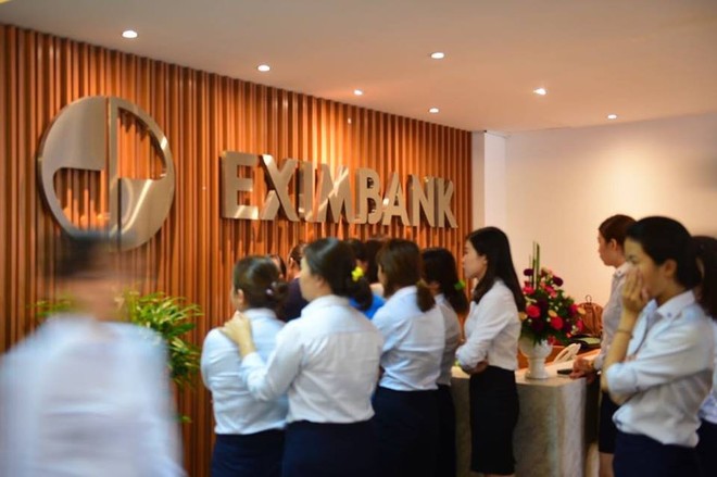 Bộ Công an khám xét chi nhánh Eximbank ở Sài Gòn, đưa 2 người lên xe chuyên dụng - Ảnh 3.