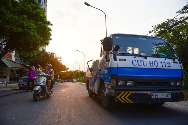 Cư dân Carina dùng ròng rọc chuyển đồ ra khỏi chung cư - Ảnh 16.