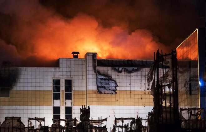 Vụ cháy trung tâm thương mại ở Nga: Lửa bốc lên ngùn ngụt.