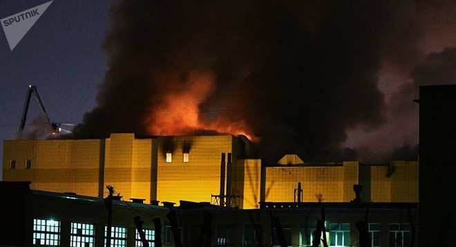 Vụ cháy lớn ở trung tâm thương mại Nga: Khói đen phủ kín cả bầu trời.