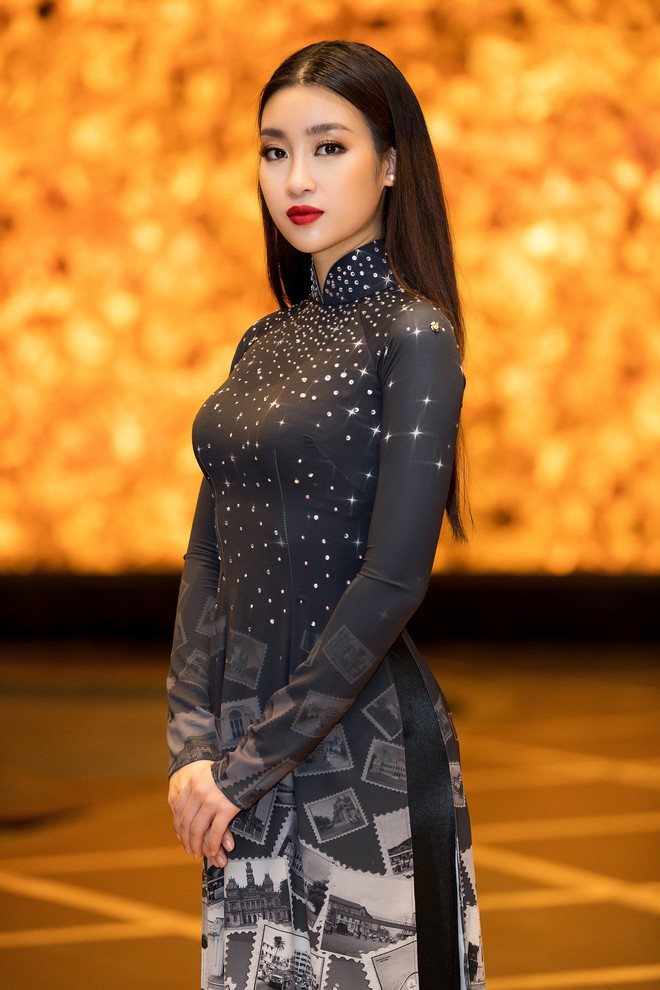 Hoa hậu Đỗ Mỹ Linh gây chú ý khi xuất hiện với tà áo dài 10 mét - Ảnh 3.
