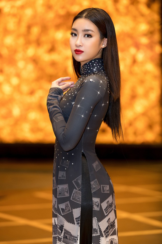 Hoa hậu Đỗ Mỹ Linh gây chú ý khi xuất hiện với tà áo dài 10 mét - Ảnh 1.