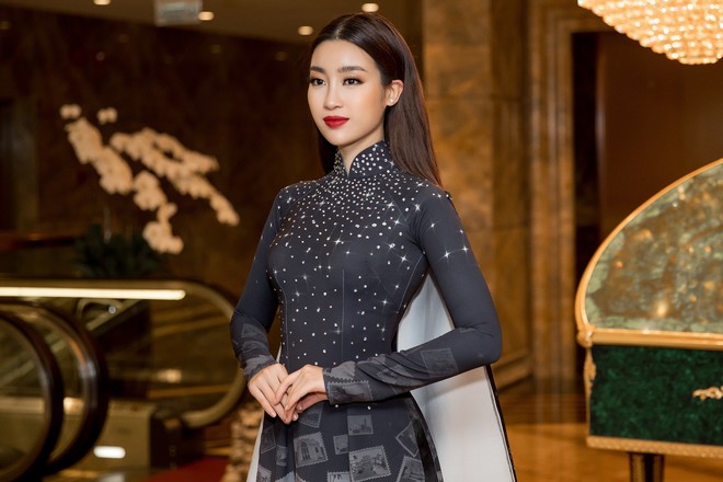 Hoa hậu Đỗ Mỹ Linh gây chú ý khi xuất hiện với tà áo dài 10 mét - Ảnh 11.