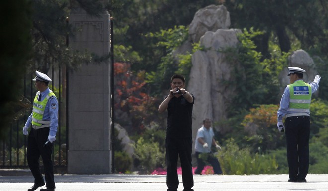 Đoàn tàu Triều Tiên được bảo vệ dày đặc tiến vào TQ: Ông Kim Jong Un bí mật đến Bắc Kinh? - Ảnh 4.