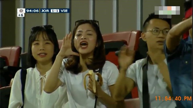 Vừa ăn chuối vừa cổ vũ, đây là cô gái được chú ý nhất trong trận đấu Việt Nam - Jordan - Ảnh 3.
