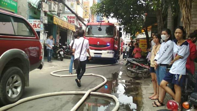 Nhà vắng chủ ở Sài Gòn bốc cháy dữ dội giữa trưa, nhiều tài sản bị thiêu rụi - Ảnh 1.