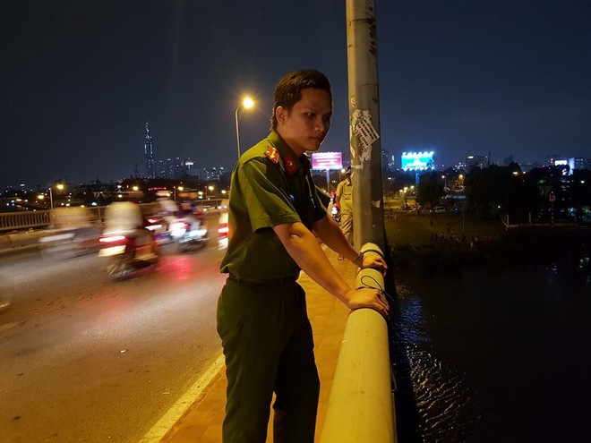 Cảnh sát PCCC lặn tìm kiếm người nghi nhảy cầu Bình Triệu trong đêm - Ảnh 2.