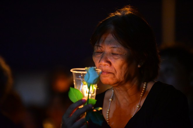 Nước mắt và hoa hồng cho 13 nạn nhân tử nạn sau vụ cháy chung cư Carina - Ảnh 7.