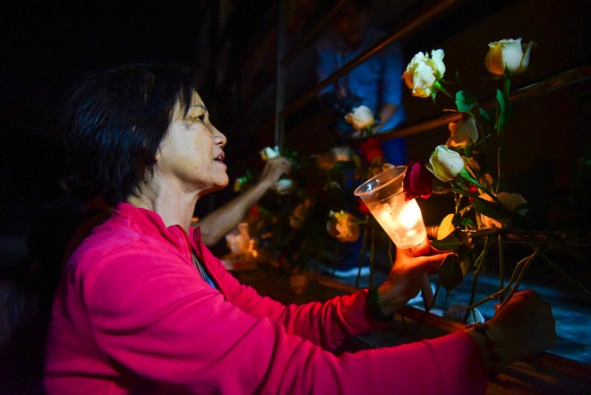 Nước mắt và hoa hồng cho 13 nạn nhân tử nạn sau vụ cháy chung cư Carina - Ảnh 12.