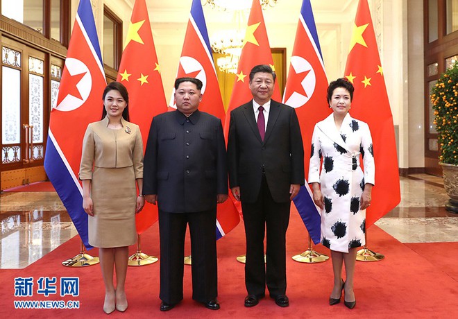 Chùm ảnh đầu tiên về chuyến thăm Trung Quốc của ông Kim Jong-un và phu nhân - Ảnh 2.