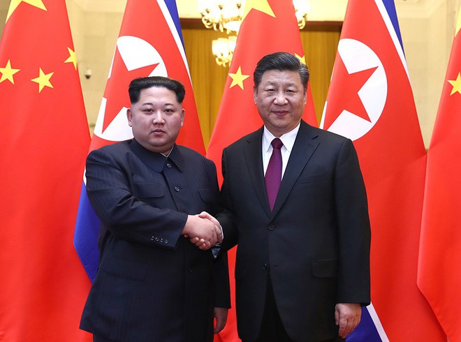 Chùm ảnh đầu tiên về chuyến thăm Trung Quốc của ông Kim Jong-un và phu nhân - Ảnh 1.