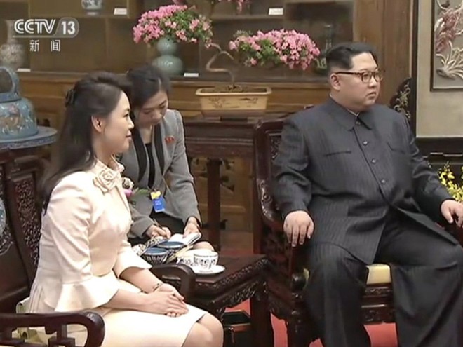 Chùm ảnh đầu tiên về chuyến thăm Trung Quốc của ông Kim Jong-un và phu nhân - Ảnh 9.