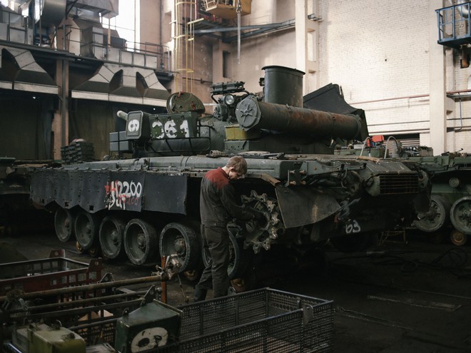 Thăm xưởng cải lão hoàn đồng giúp xe tăng T-80 Nga miễn nhiễm với băng tuyết - Ảnh 1.