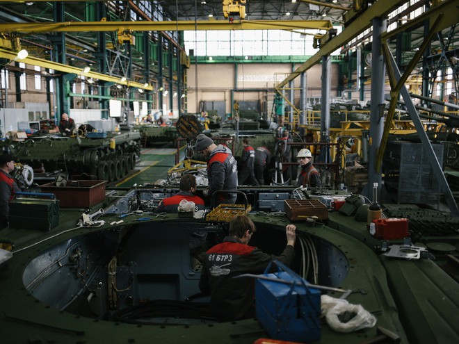 Thăm xưởng cải lão hoàn đồng giúp xe tăng T-80 Nga miễn nhiễm với băng tuyết - Ảnh 3.